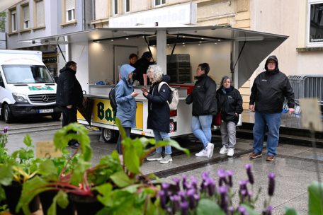 Geselligkeit bei der Wochenmarkt-Saisoneröffnung: Beim Getränkestand wird sich ausgetauscht