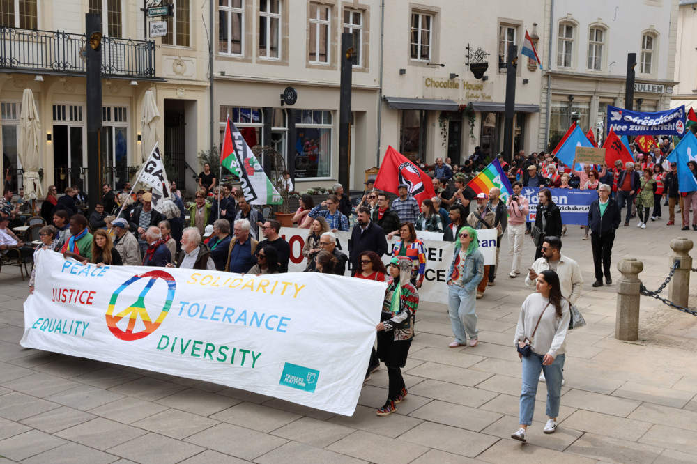 Friedensmarsch / Mehrere Hundert Menschen demonstrierten gegen Neo-Faschismus, Intoleranz und Fremdenfeindlichkeit