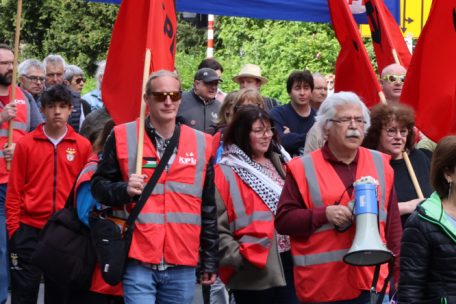 Vertreter der in der Chamber repräsentierten Parteien fehlten fast gänzlich. Mit einer starken Delegation war die KPL am Ostermarsch beteiligt.