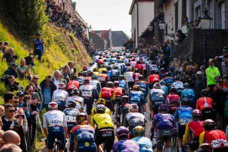 Das Peloton des Amstel Gold Race. Ganz rechts fährt Bob Jungels (Startnummer 123).
