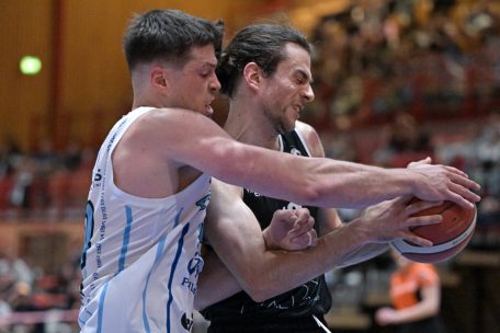 Im Laufe der Partie verschärfte die Etzella (Yann Wolff, l.) die Gangart in der Defensive deutlich