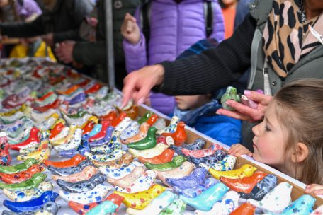 … und schillernd-bunte Tonpfeifen waren im Angebot