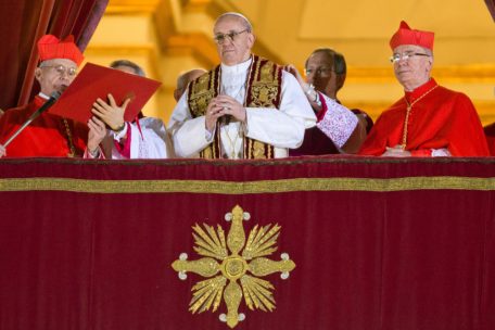 Habemus Papan: Franziskus bei seinem ersten öffentlichen Auftritt als Papst am 13. März 2013 auf dem Balkon des Petersdoms