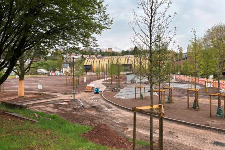 Aus dem grauen Parkplatz vor der „Däichhal“ wurde eine einladende Parkanlage