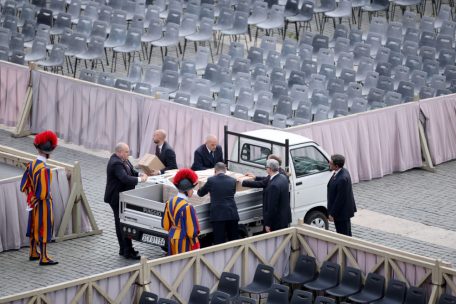 Rom / Prozession im Petersdom eingetroffen: Die Gläubigen können nun Abschied nehmen