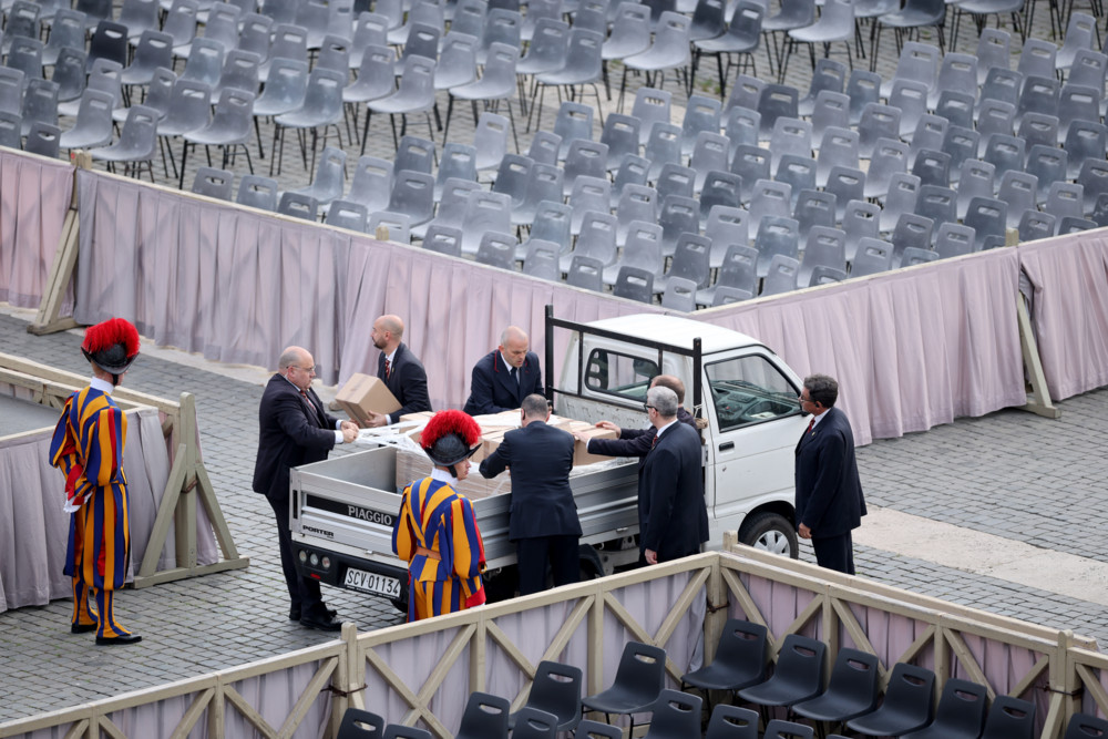 Rom / Prozession im Petersdom eingetroffen: Die Gläubigen können nun Abschied nehmen