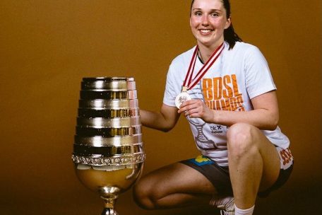 Liz Irthum beim Fotoshooting mit dem Meisterpokal