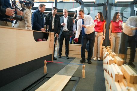 Außenminister Xavier Bettel vor rund zwei Wochen auf der Kegelbahn in Osaka
