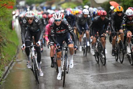 Kevin Geniets (links) fuhr stets aufmerskam an der Spitze des Hauptfelds&nbsp;