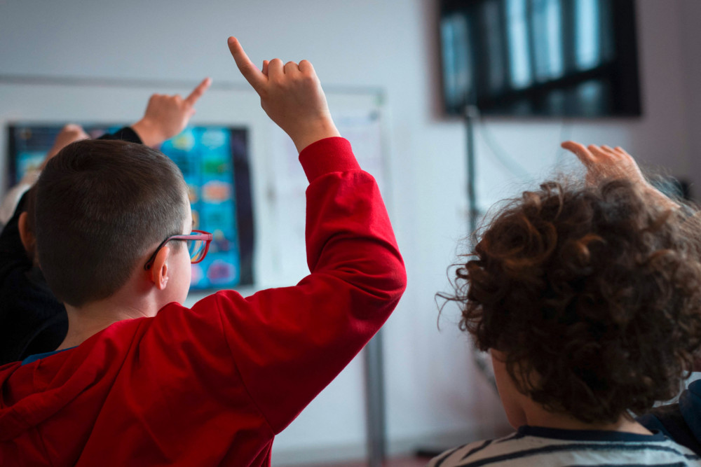 Leserforum / Ni câlin verbal, ni verbe câlin – quand l’école coupe le lien affectif