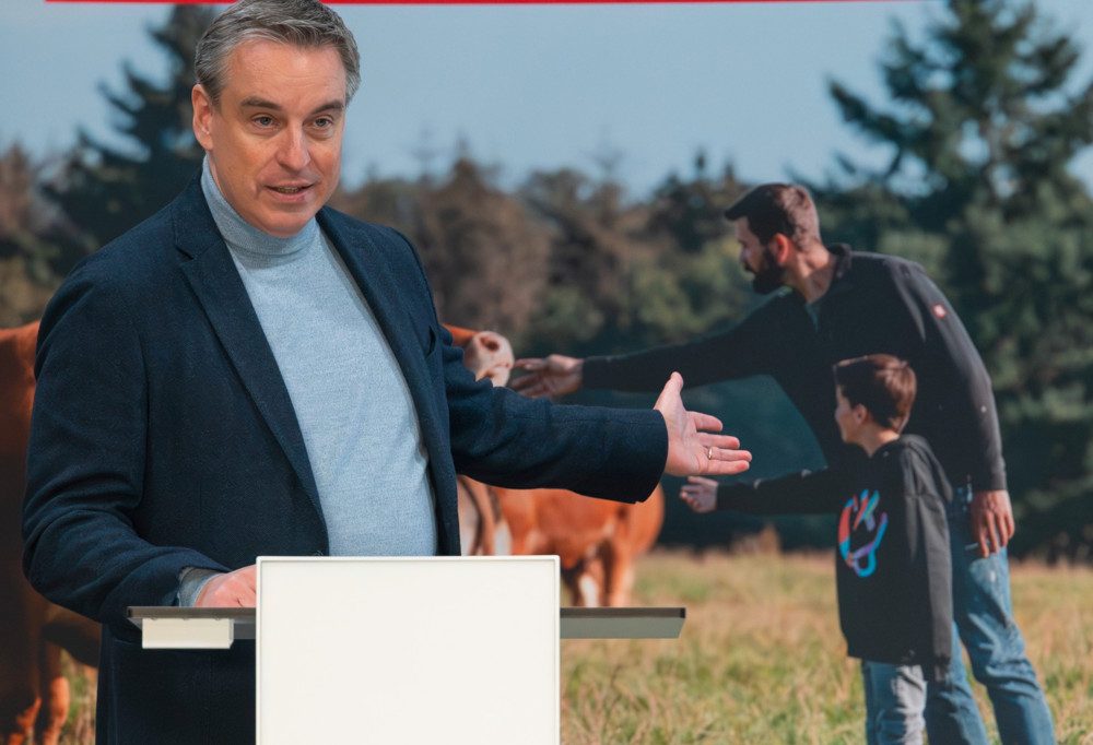 Der Politflüsterer / Meischs faules Ei, Friedens irdischer Jetlag und Hollerich als Earl Grey unter den Kardinälen 