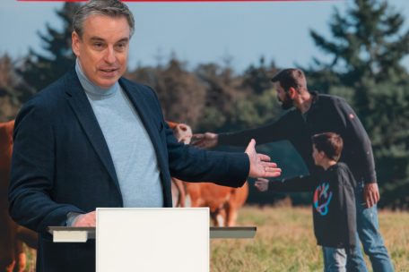 Der Politflüsterer / Meischs faules Ei, Friedens irdischer Jetlag und Hollerich als Earl Grey unter den Kardinälen 