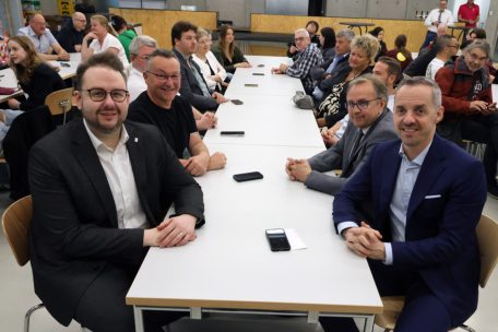 Prominenter Besuch: U.a. hatten sich Sportminister Georges Mischo, Schöffe André Zwally (beide rechts), Bürgermeister Christian Weis und der Präsident der Sportkommission, Jacques Muller (beide links), eingefunden