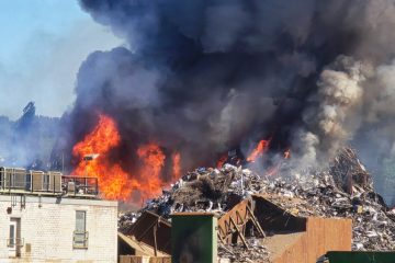 Deutschland / Metallschrott in Trierer Hafen brennt – Rauchwolke weithin sichtbar