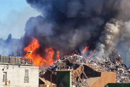 Deutschland / Metallschrott in Trierer Hafen brennt – Rauchwolke weithin sichtbar