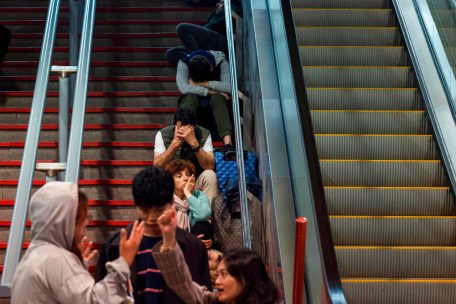 Reisende am Bahnhof warten auf Züge, die nicht mehr fahren