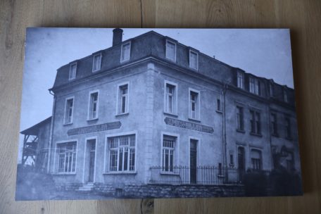 1923 gründeten Jos Mich und Justine Gillen eine Möbelbauschreinerei in Hollerich