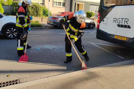 Die Feuerwehrleute kehren die Scherben zusammen
