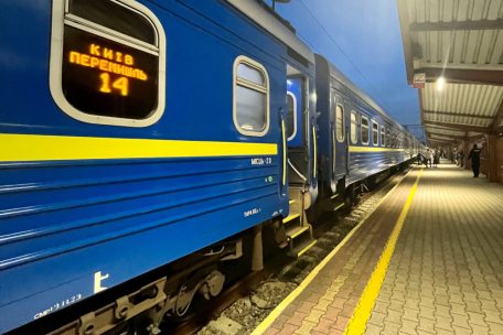 Mit alten Sowjetzügen geht es über die Grenze