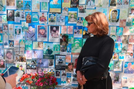 Lydmilla trauert an der Mauer der Erinnerung um ihren in Mariupol gefallenen Sohn