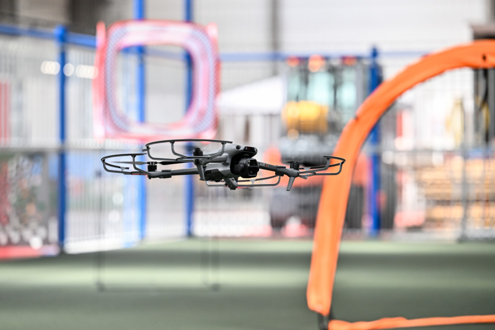 Luxembourg Drone Center / Hier lernt man das Fliegen mit Drohnen – und wird zum Joystick-Pilot