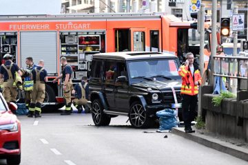 Stuttgart / Auto fährt in Menschenmenge – Fahrer weiter in Gewahrsam