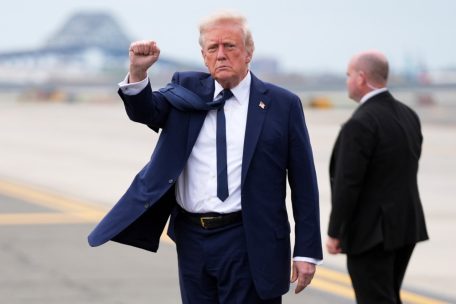 Soziale Medien / Trump verbreitet Bild von sich als Papst