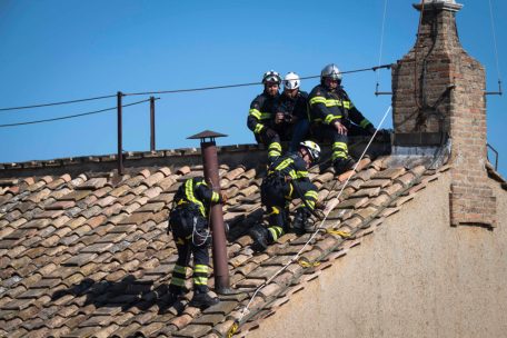 Der Schornstein auf dem Dach der Sixtinischen Kapelle, auf den bei der Papstwahl weltweit die Augen gerichtet sind