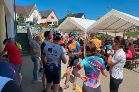 Geselliger Austausch unter Hobbysportlern nach der Tour