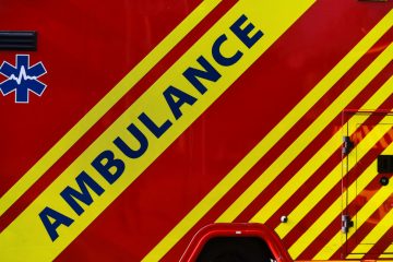 Zeugenaufruf / Kollision zwischen drei Fahrzeugen auf der A6 – ein Fahrer stirbt noch an der Unfallstelle