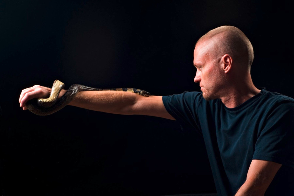 USA / Für die Forschung: Mann lässt sich Hunderte Male von Giftschlangen beißen