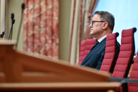 Im Vorfeld der Veröffentlichung wollten wir Außenminister Xavier Bettel die Möglichkeit zu einer Stellungnahme bieten, um auf die im Interview durch Philippe Schaack erhobenen Vorwürfe zu reagieren. Ohne die genauen Vorwürfe zu kennen, könne man lediglich auf weitere Presseartikel und eine Intervention des Außenministers in der Chamber von vor einem Jahr verweisen, hieß es vonseiten der Pressestelle des Außenministeriums.