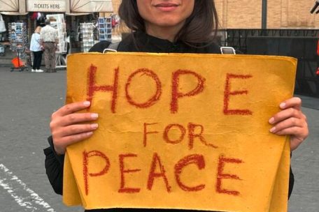 Yona Tukuser nennt die junge Frau sich. Sie komme aus der Ukraine und warte auf einen Papst, der Ihre Botschaft ernst nimmt.