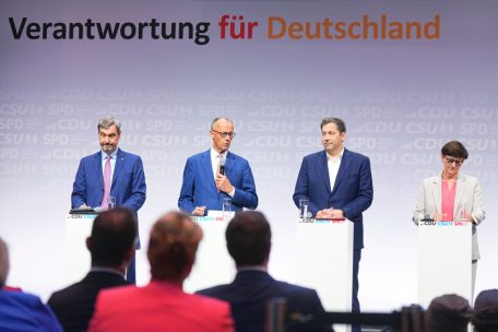 Deutschland / CDU, CSU und SPD unterzeichnen Koalitionsvertrag