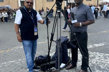 Aus allen Ecken der Welt strömen Medienleute nach Rom