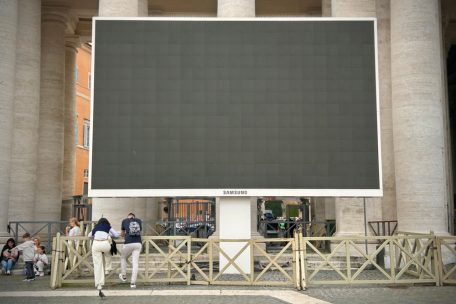 Vier solcher Bildschirme gibt es, damit niemand an der Farbe des Rauchs zweifeln muss