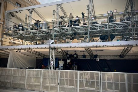 Direkt am Petersplatz: Die Bühne für Fernsehjournalisten