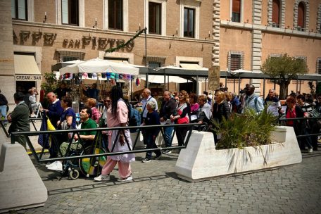 Eine der zahlreichen Pilgergruppen, die betend und singend in Richtung Petersdom ziehen