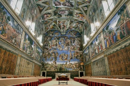 Die Sixtinische Kapelle im Konklave-Look. Ab Mittwoch werden hier die 133 wahlberechtigten Kardinäle einen neuen Papst wählen.