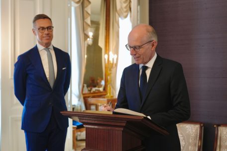 Luc Frieden trägt sich im Präsidentenpalast von Alexander Stubb ins goldene Buch ein