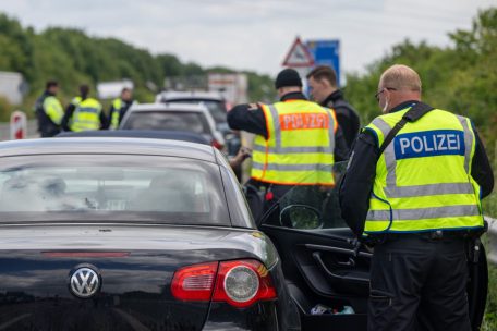 Vor Amtsübergabe an Dobrindt / Deutsche Grenzkontrollen laufen (noch) wie bisher 