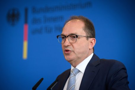 Deutschland / Innenminister Dobrindt: Zahl der Zurückweisungen soll „nach und nach steigen“