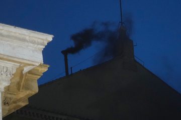 Konklave / Dunkler Rauch aus dem Schornstein: Kein neuer Papst am Mittwochabend gewählt