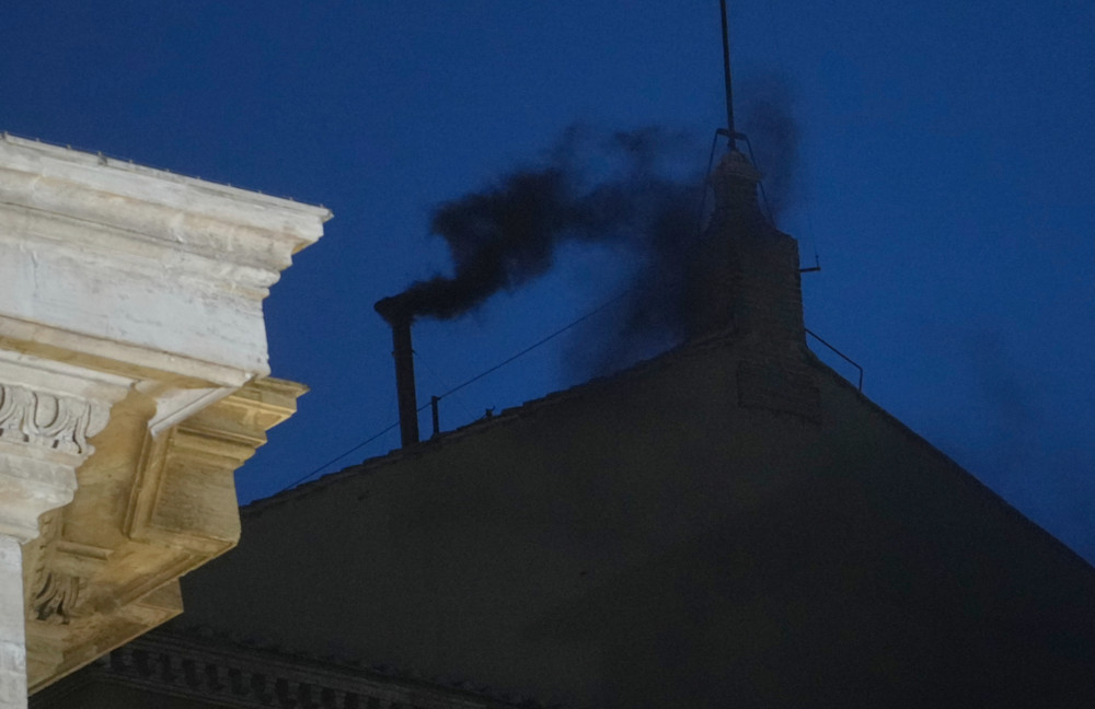 Konklave / Dunkler Rauch aus dem Schornstein: Kein neuer Papst am Mittwochabend gewählt