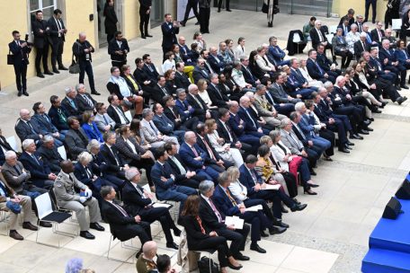 Im Innenhof der Abtei Neumünster versammelten sich Größen aus Politik und Gesellschaft