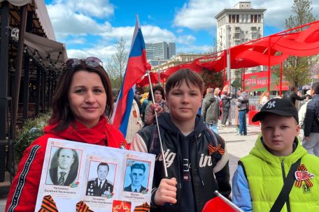 „Wir werden in der Ukraine alle fertigmachen“, sagt die 46-jährige Irina Knjasewa – hier mit Sohn (13) und Freund des Sohnes (12) - und meint, Russland sei das „gutmütigste Land der Erde“.