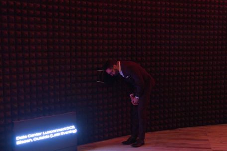 Kulturminister Eric Thill lauscht den Kl&auml;ngen bei der Er&ouml;ffnung des Luxemburger Pavillons