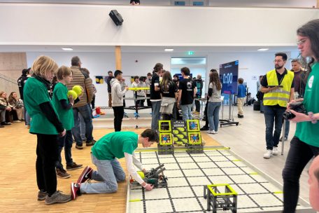 Spaß am Bauen und Coden haben die jungen Menschen hier