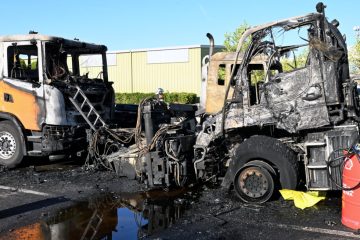 Ermittlungen aufgenommen / Feuer im Depot der Straßenbauverwaltung – Fünf Lastwagen und ein Häcksler betroffen, keine Verletzten