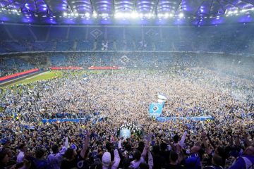 Feuerwerk, Bierdusche, Autokorso / HSV feiert den Aufstieg – jedoch mit unschönen Szenen beim Platzsturm: etliche Schwerverletzte